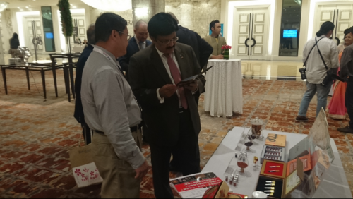 陳水田博士向國際學者介紹牛樟芝